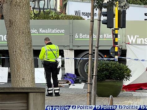 Fietsster (41) komt onder vrachtwagen terecht en wordt in。